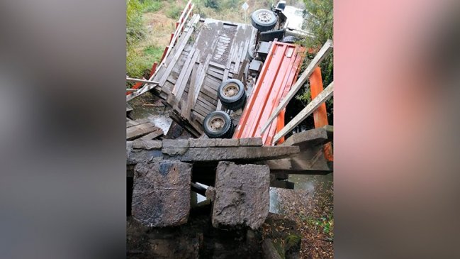 Puente Purrehuín colapsa por exceso de peso en la provincia de Osorno