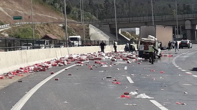 Camión con cervezas volcó su carga cuando entraba a Concepción