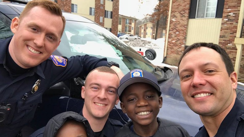 Nadie fue a su cumpleaños y la policía le organizó una fiesta sorpresa