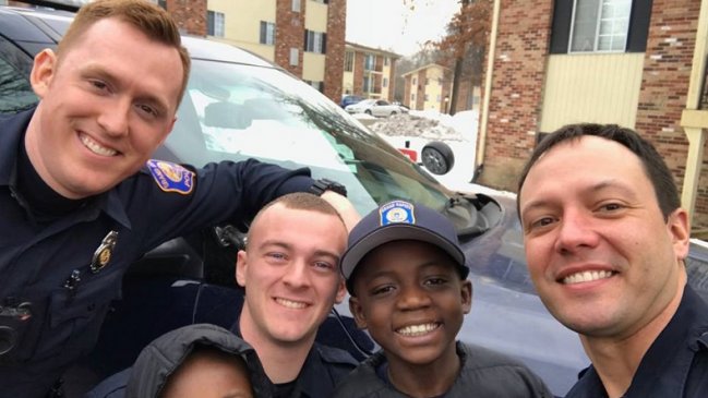 Nadie fue a su cumpleaños y la policía le organizó una fiesta sorpresa