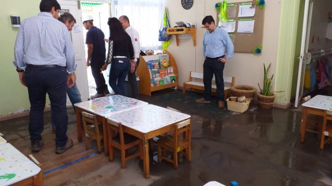 Jardín infantil fue anegado por aguas servidas tras lluvias en Iquique