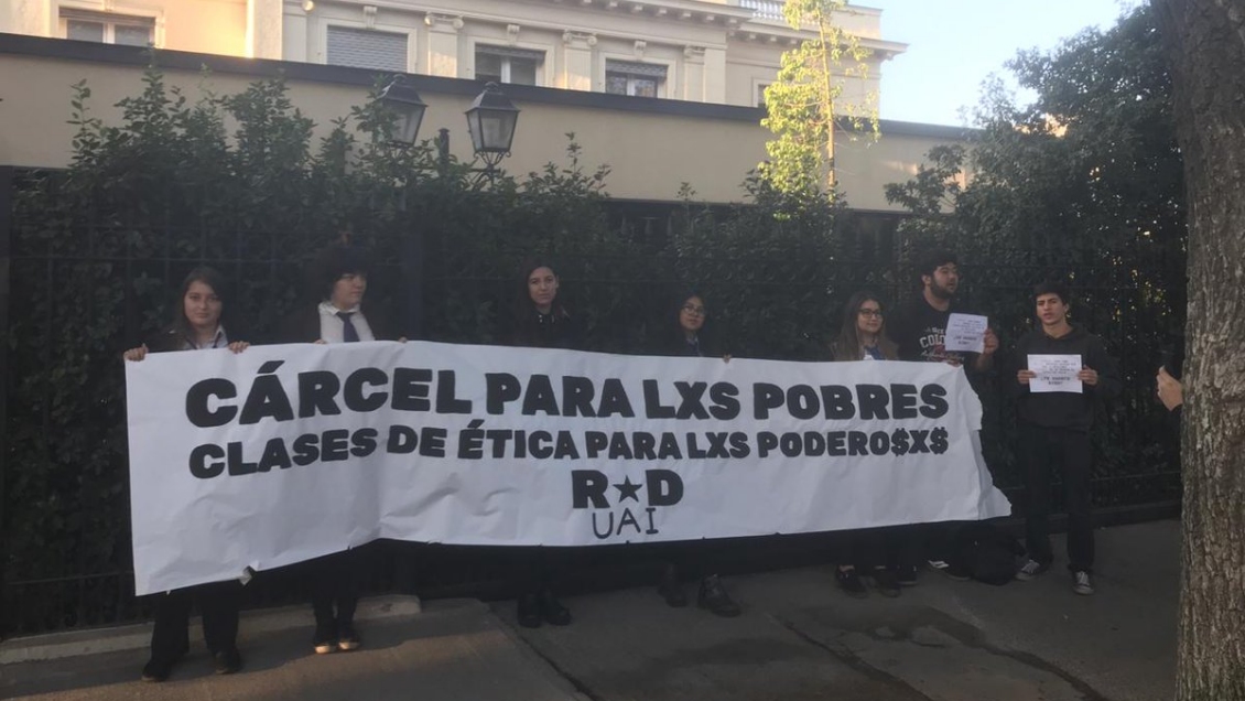 Condenados por caso Penta fueron encarados por manifestantes en primera clase de ética