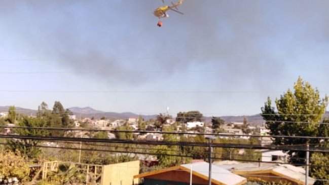 Dos viviendas afectadas y tres bomberos lesionados dejó incendio en Quilpué