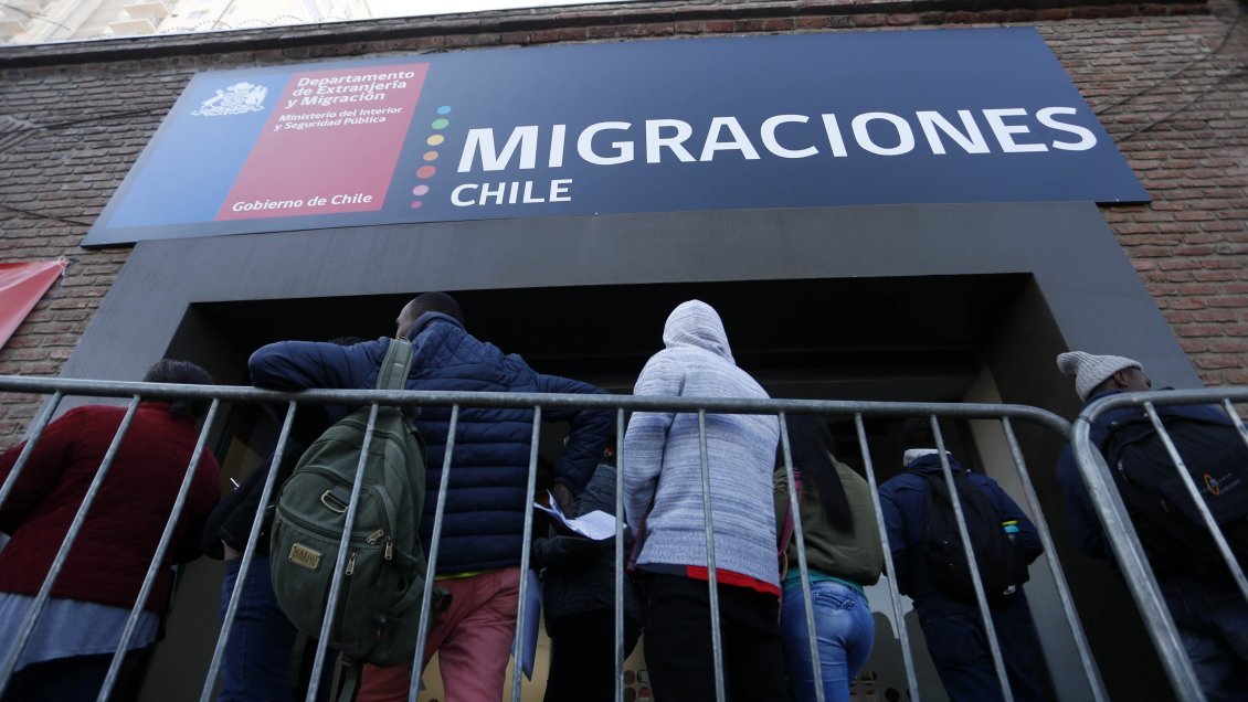 Migrantes denunciarán en Contraloría la demora en la entrega de visas