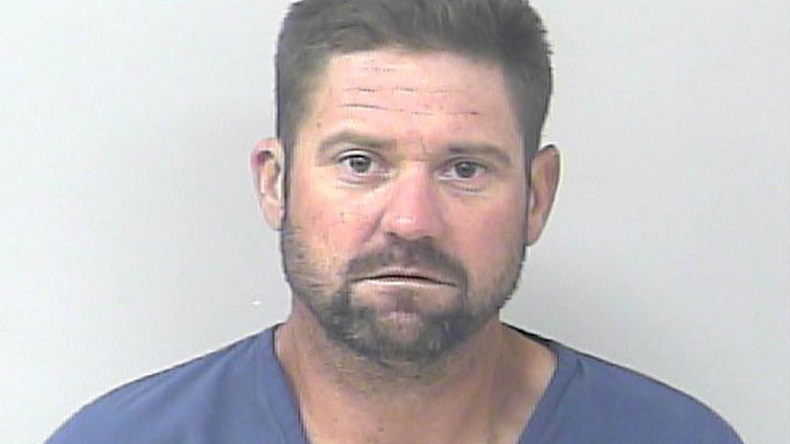 Salió de prisión y lo arrestaron minutos después cuando robaba en el estacionamiento de la cárcel