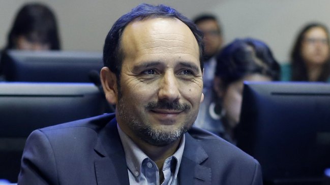 Diputado comunista dice que Piñera le recuerda a Pinochet