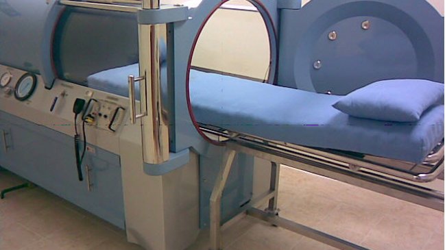 Cámara hiperbárica comprada el año 2013 para el Hospital de Quellón quedó abandonada en un contenedor