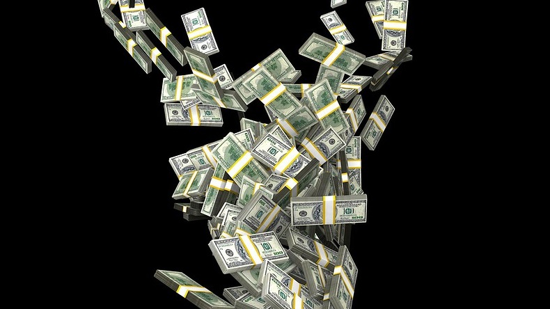 Lluvia de dinero: Turista causó un escándalo al lanzar billetes de un balcón