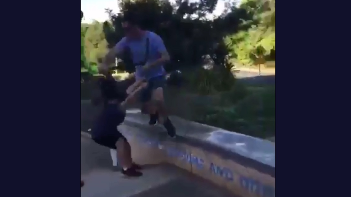 Violenta reacción: Papá furioso golpeó a niños en un parque por bullying a su hijo