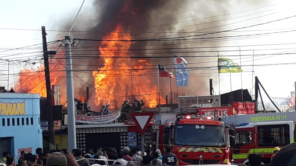 Bomberos combate incendio en sector centro alto de Iquique