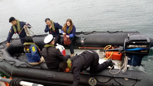 Ancud: Toman muestras de la bahía para determinar contaminación ambiental