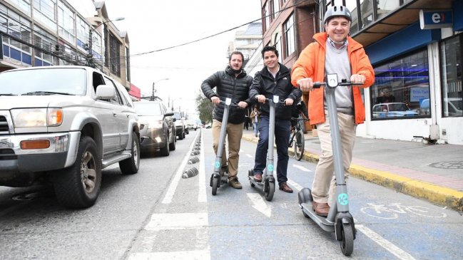 Scooters públicos debutaron en Valdivia y usuarios se los llevaron para la casa