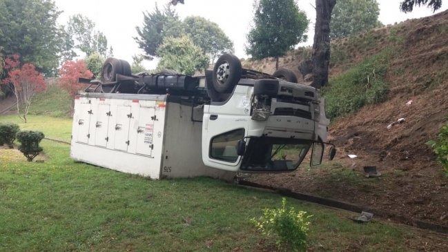 Camión lleno de helados volcó en San Pedro de la Paz