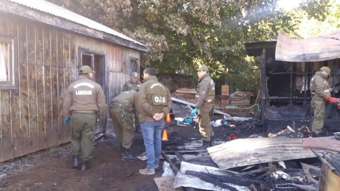 Detectan puñaladas y golpes en cuerpos de pareja muerta, supuestamente, en incendio