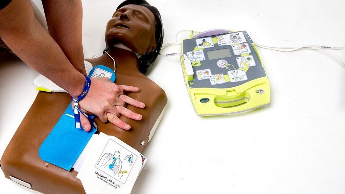 Recintos públicos como hoteles y cines deberán tener desfibriladores