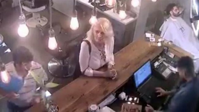 Funan a mujer por robo de teléfono celular en una peluquería