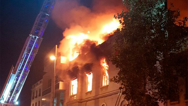 Incendio afecta a inmueble del Barrio Universitario de Santiago