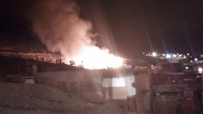 Incendio afecta a un campamento en Antofagasta