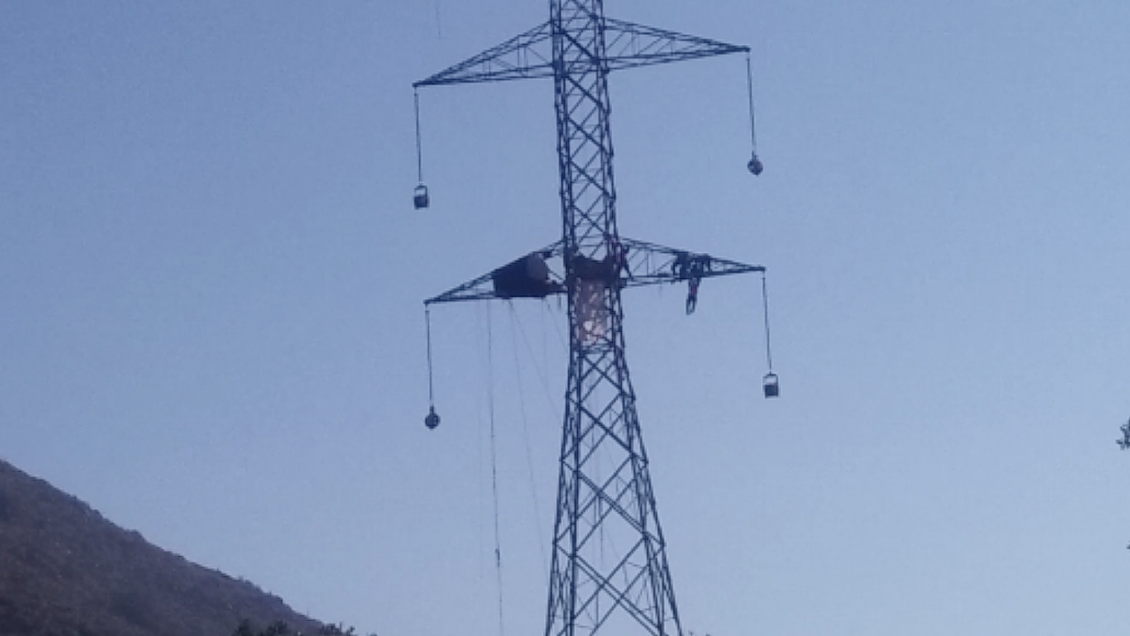 Tras 10 días en las alturas, manifestantes bajaron de torre de alta tensión en Olmué