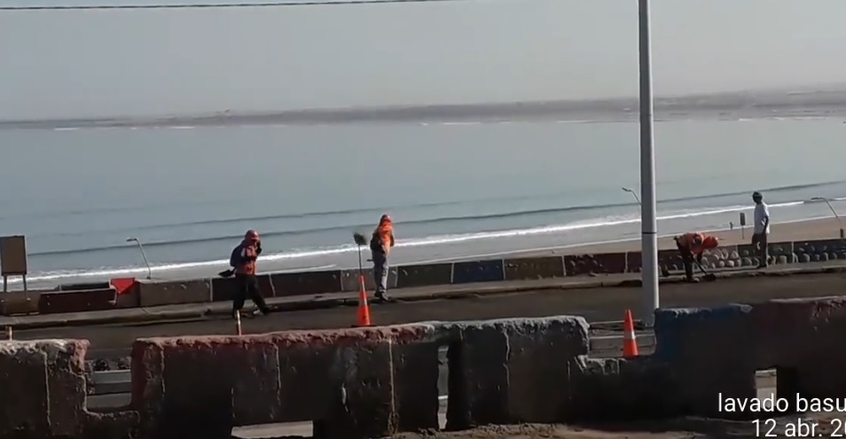 Serviu Arica iniciará investigación por trabajadores que tiraron desechos de pavimentos hacia la playa