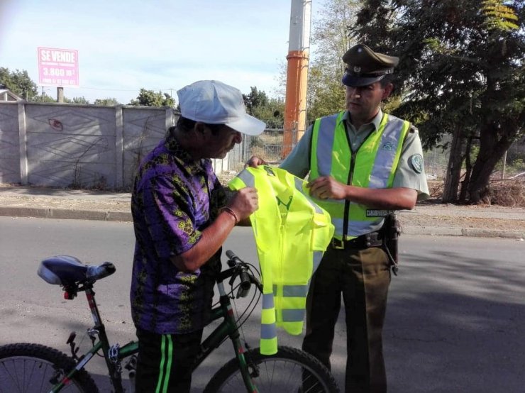 Carabineros entregó chalecos reflectantes a ciclistas de la Región de Ñuble