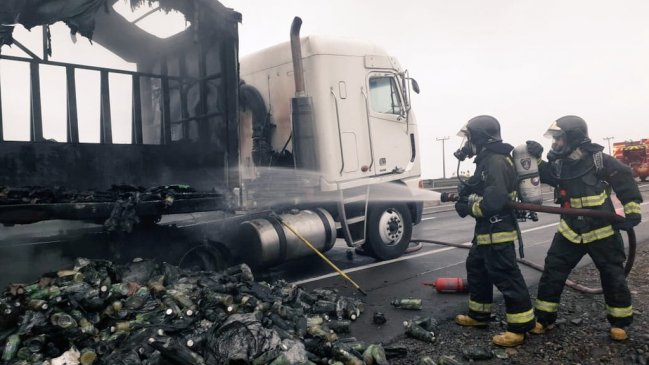 Los Vilos: Camión repartidor de bebidas se incendió en plena ruta 5 Norte