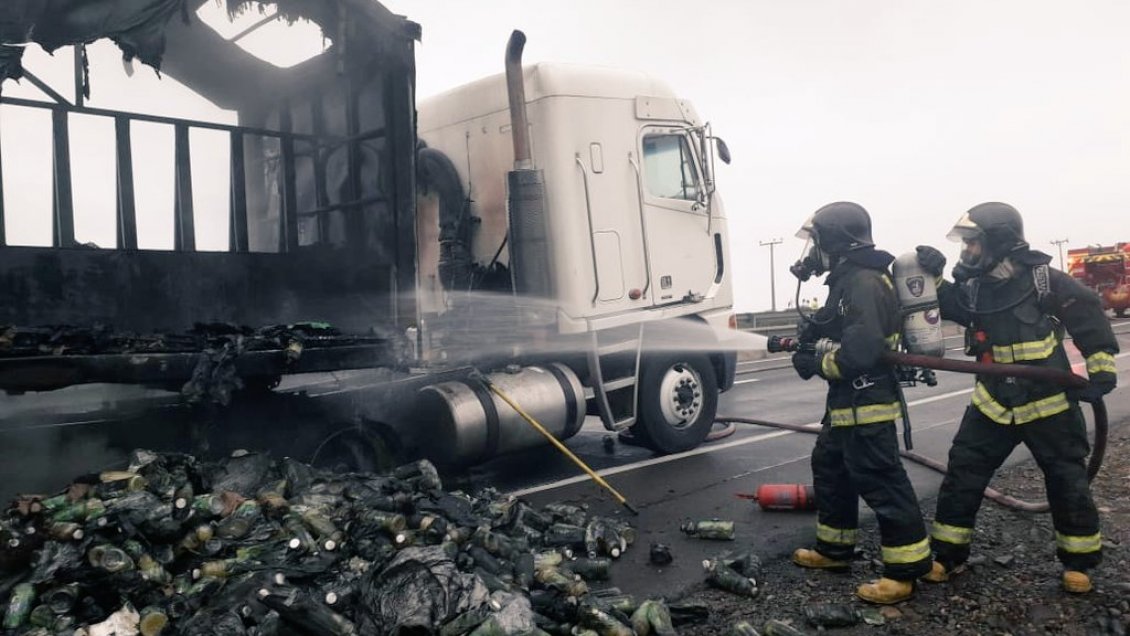 Los Vilos: Camión repartidor de bebidas se incendió en plena ruta 5 Norte