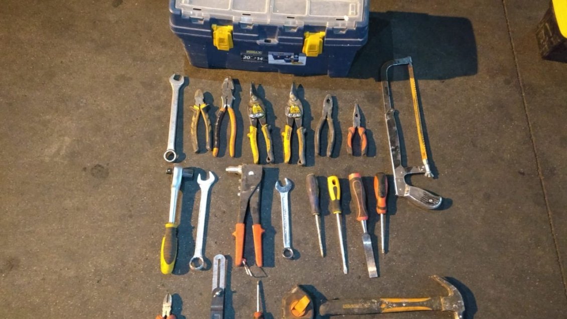 Sorprenden a tres sujetos robando herramientas de trabajo desde una camioneta en Valparaíso