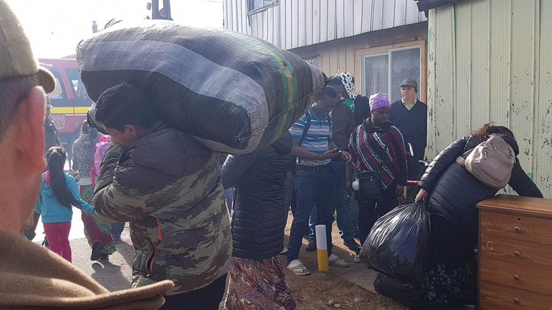 Entregan frazadas y alimentos a las 33 personas damnificadas por incendio en Antofagasta