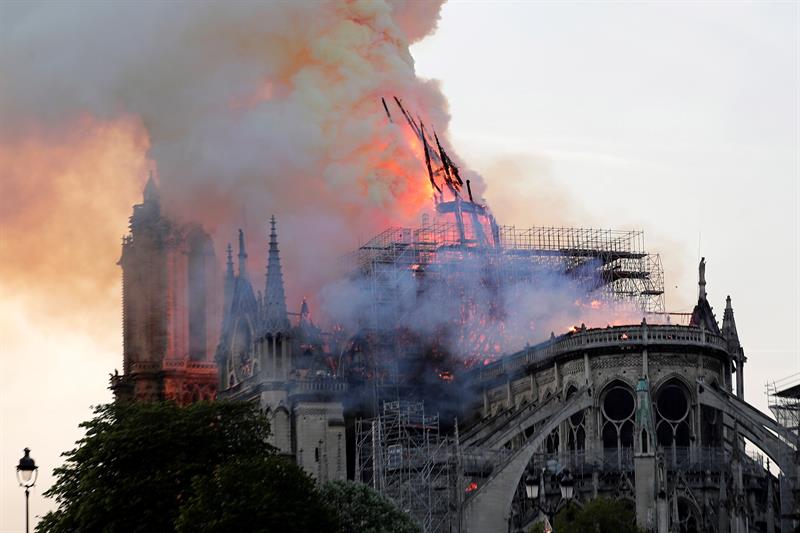 Fiscalía abrió investigación por devastador incendio en catedral de Notre Dame