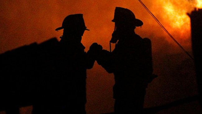 Incendio afecta a acopio de neumáticos en Lampa