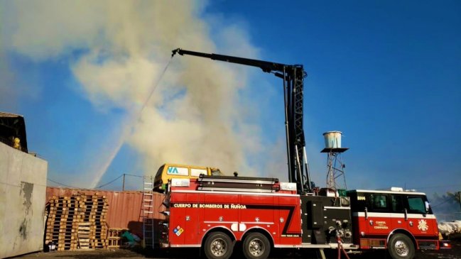 Cámara de seguridad captó a sujetos iniciando incendio en acopio de neumáticos de Lampa
