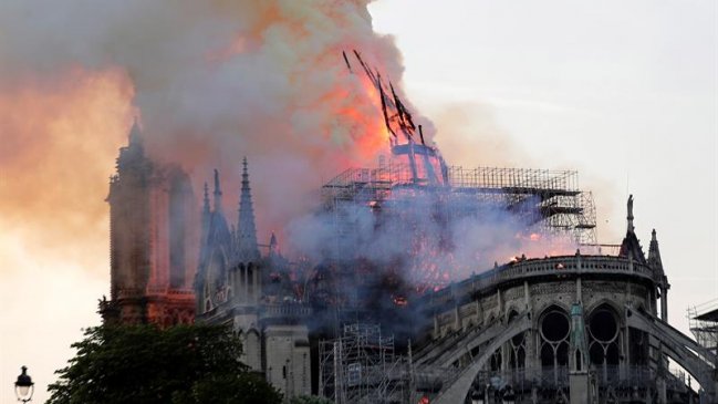 Fiscalía abrió investigación por devastador incendio en catedral de Notre Dame