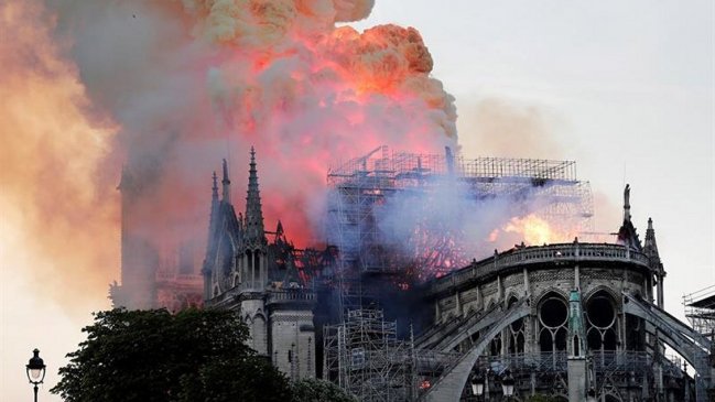 Gobierno francés cree que la estructura de Notre Dame puede haberse salvado