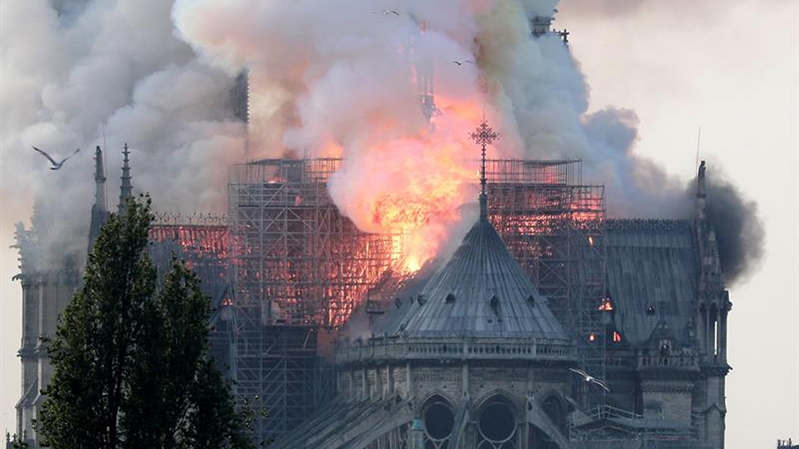 Incendio afecta a la catedral de Notre Dame de París