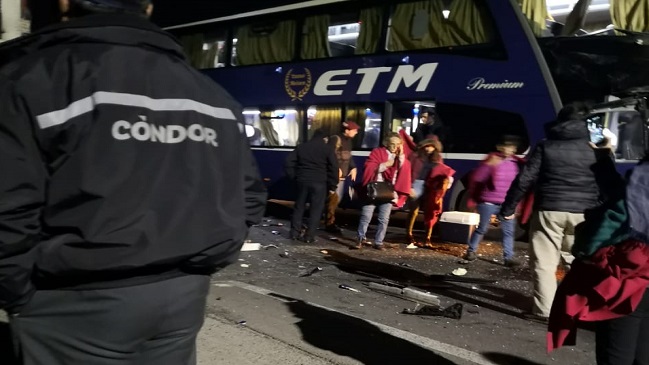 Colisión de dos buses y un camión dejó a un chofer en estado grave en Los Ángeles