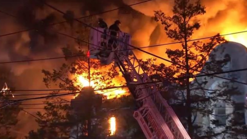 Mujer incendió la casa de su pololo luego de trío sexual