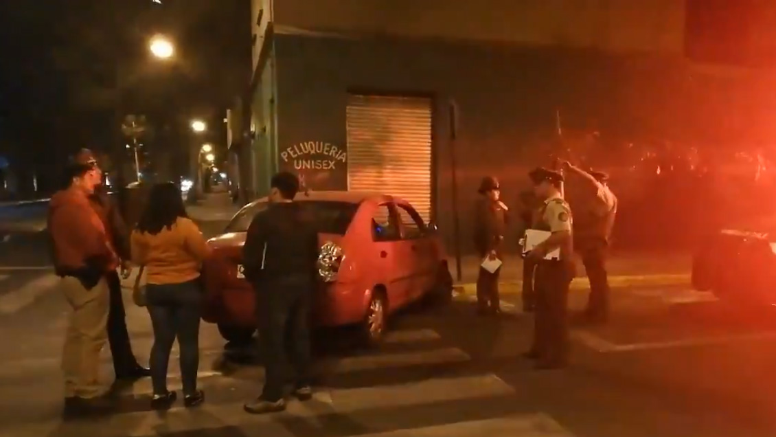 Dos detenidos acusados de robar en vehículos estacionados en Santiago