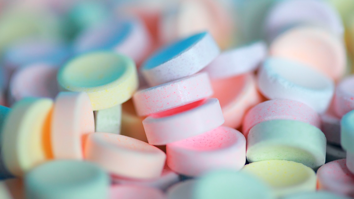 Detienen a profesor de ciencias por enseñarle a hacer éxtasis a sus estudiantes