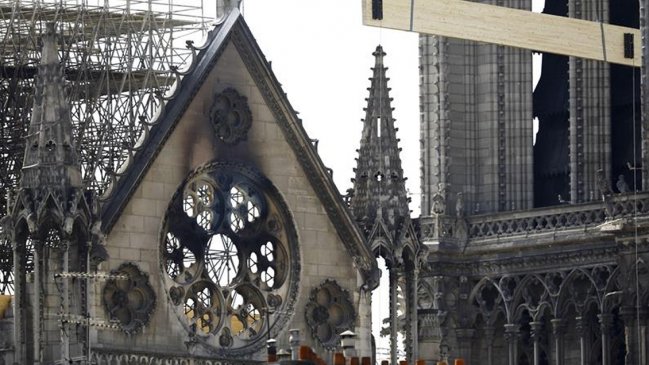 Temen derrumbe del frontón de las fachadas laterales de Notre Dame