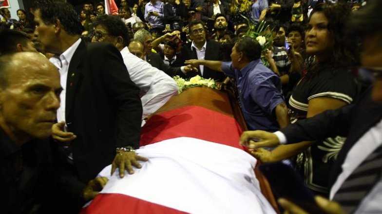 Miles de personas despiden a Alan García en la 