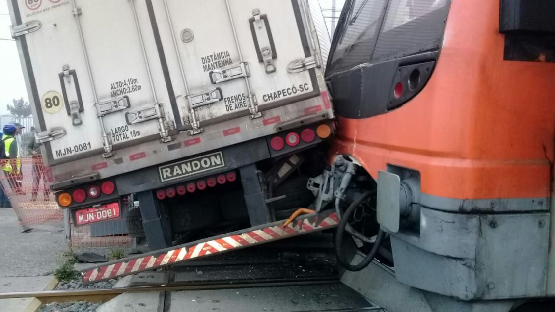 Biotrén colisionó con camión en Coronel por lo que se suprimió parte del servicio