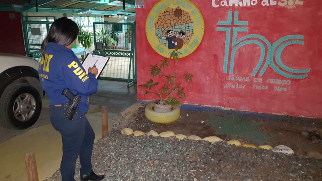 En riesgo vital está niño que cayó a un balde de agua en jardín infantil de Iquique