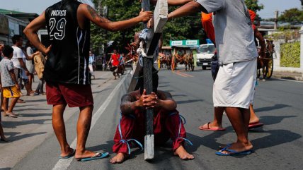   Con vía crucis y flagelaciones, devotos filipinos conmemoran Jueves Santo 