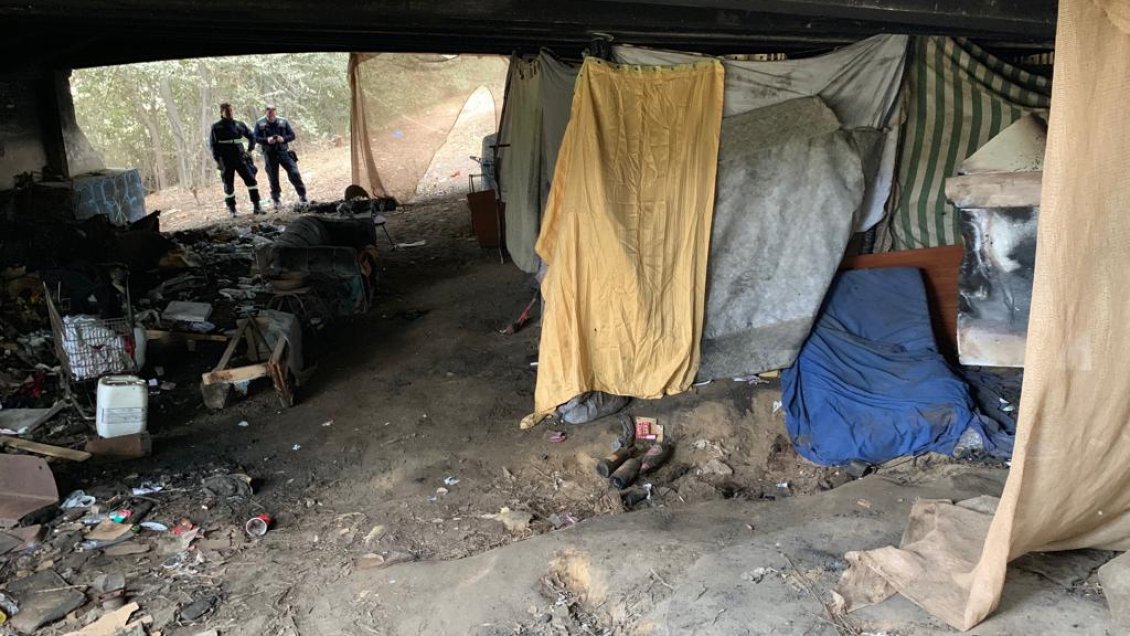 Desalojan toma bajo puente en Viña del Mar: Encontraron droga y hasta una máquina tatuadora