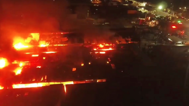 Incendio consumió totalidad del mercado de Pozo Almonte
