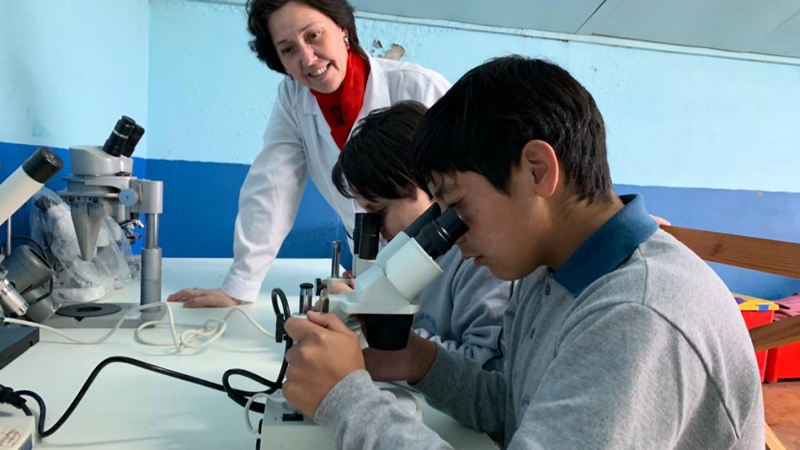 Escolares de Valdivia investigaron presencia de microplástico en jaibas y expondrán en los Emiratos Árabes