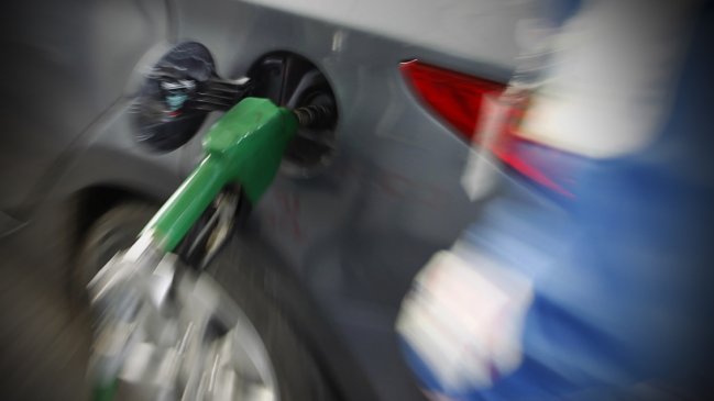Expertos anticipan alzas en el precio de las bencinas hasta fines de mayo