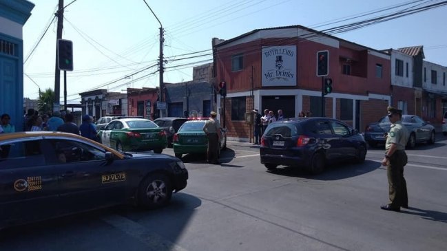 Arica: Riña con armas blancas terminó con dos sujetos parapetados en el techo de una casa