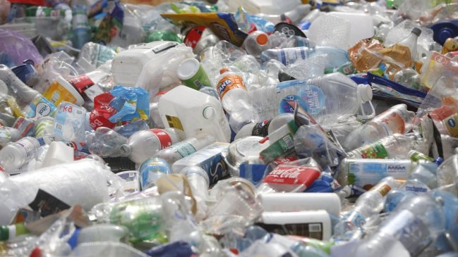 Providencia prohíbe cubiertos, platos, vasos y bombillas de plástico